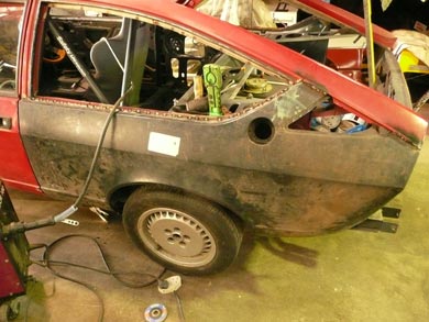 Fitting a new rear wing to an Alfa Romeo GTV6